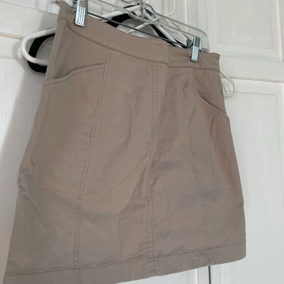 Boden khaki mini skirt. Size 8P - Picture 3 of 4